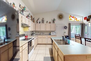 Fridge, microwave, oven, stovetop - Cozy home with BBQ grill, fireplace, patio, hiking nearby (Sedona)