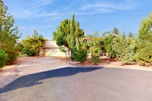 Property grounds - Cozy home with BBQ grill, fireplace, patio, hiking nearby (Sedona)