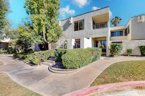 Exterior - Inviting condo w/ gas grill & shared pool/spa/tennis - 1/2 block to El Paseo (Palm Desert)