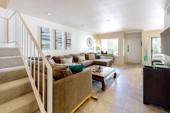 Smart TV, DVD player - Inviting condo w/ gas grill & shared pool/spa/tennis - 1/2 block to El Paseo (Palm Desert)