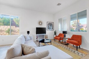 Smart TV, fireplace - Newly redecorated home with private pool, spa & outdoor kitchen (Palm Springs)