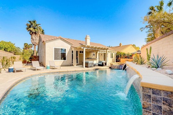 A heated pool - Newly redecorated home with private pool, spa & outdoor kitchen (Palm Springs)