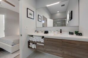 3 bedrooms, iron/ironing board, travel cot, free WiFi - Newly remodeled, modernist home with private pool, spa, & grill - dog-friendly (Palm Springs)