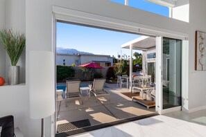Outdoor dining - Newly remodeled, modernist home with private pool, spa, & grill - dog-friendly (Palm Springs)