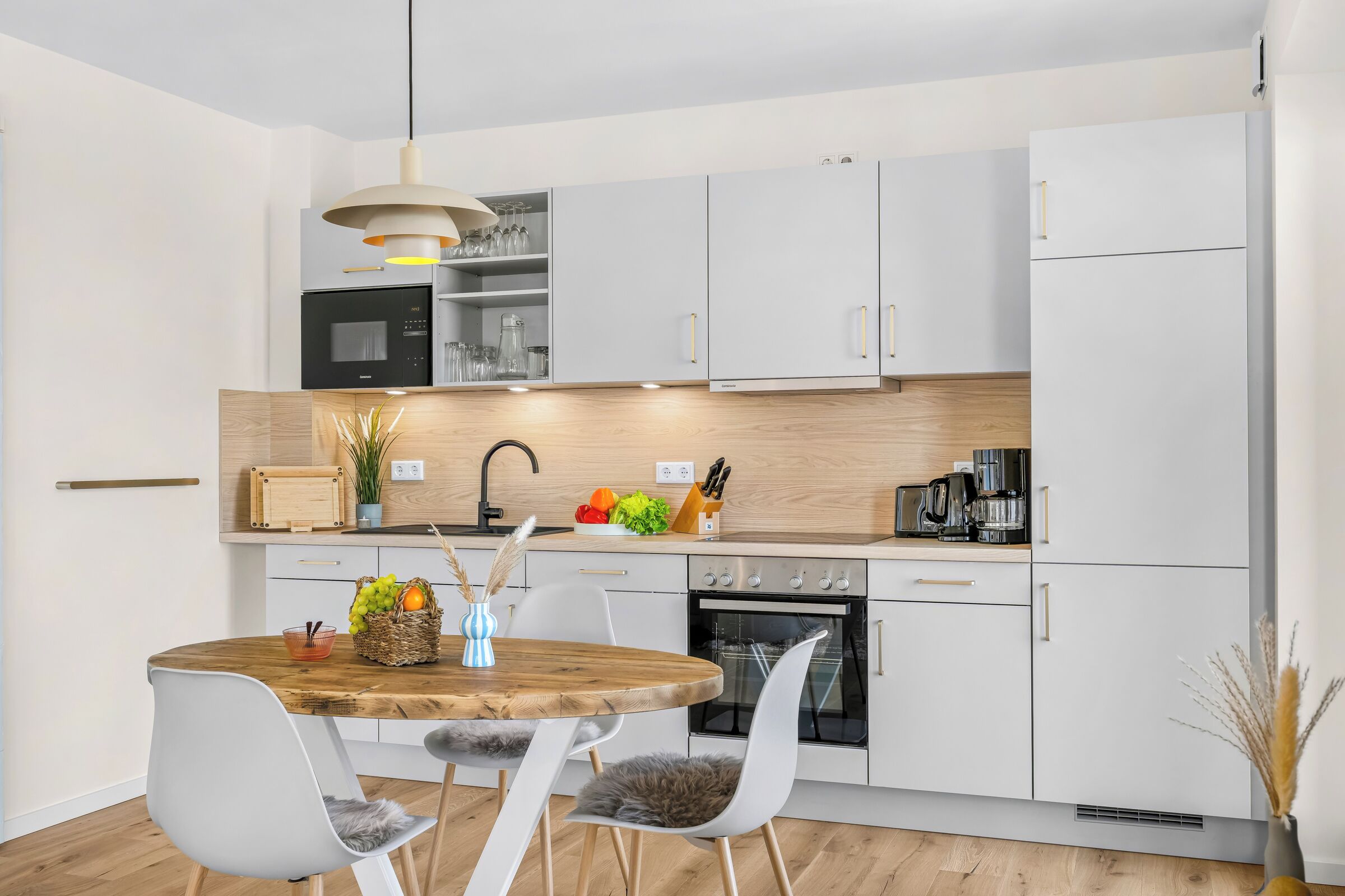 Wasserkocher mit Kaffee-/Teezubehör, Kühlschrank, Mikrowelle, Ofen