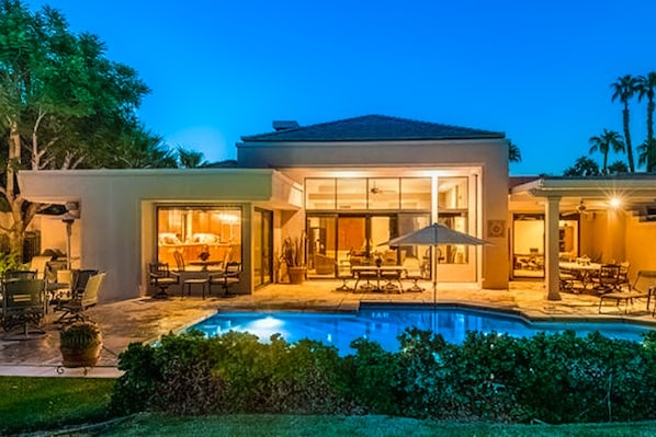 A heated pool - Glamorous home w/ mountain views, private pool, & on-site golf - 3 BR - #067092 (La Quinta)