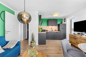 Een modern appartement met woonkamer, keuken en eetgedeelte.