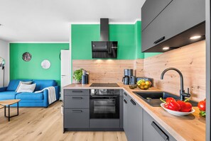 Eine moderne Küche mit Backofen, Kaffeemaschine und Spüle.