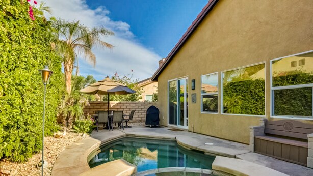 حمّام سباحة مُدفَّأ