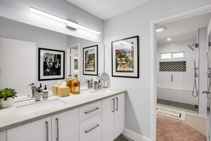 Shower, hair dryer, towels - Mtn-view home with private pool, large patio, streaming, fireplace, grill, & W/D (Palm Springs)