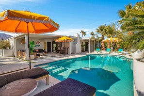 A heated pool - Mtn-view home with private pool, large patio, streaming, fireplace, grill, & W/D (Palm Springs)