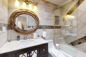 Douche, sèche-cheveux, serviettes fournies