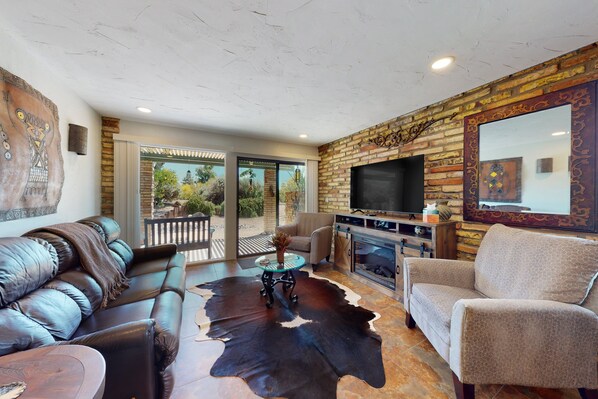 Smart TV, chimenea y libros