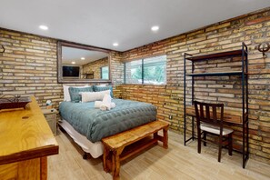 2 habitaciones, escritorio, tabla de planchar con plancha y wifi gratis