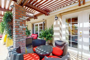 Terrace/patio - Family-Friendly Home w/ an Outdoor Kitchen, Private Pool, & Spa - 3BR - #66708 (La Quinta)