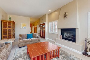 Smart TV, DVD player - Family-Friendly Desert Home w/ Mountain Views & Private Pool - 3BR - #110400 (La Quinta)