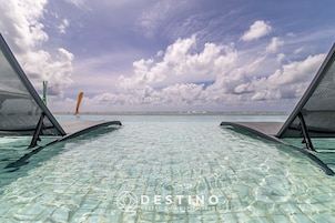 Apartamento | Piscina | Piscina externa, guarda-sóis, espreguiçadeiras