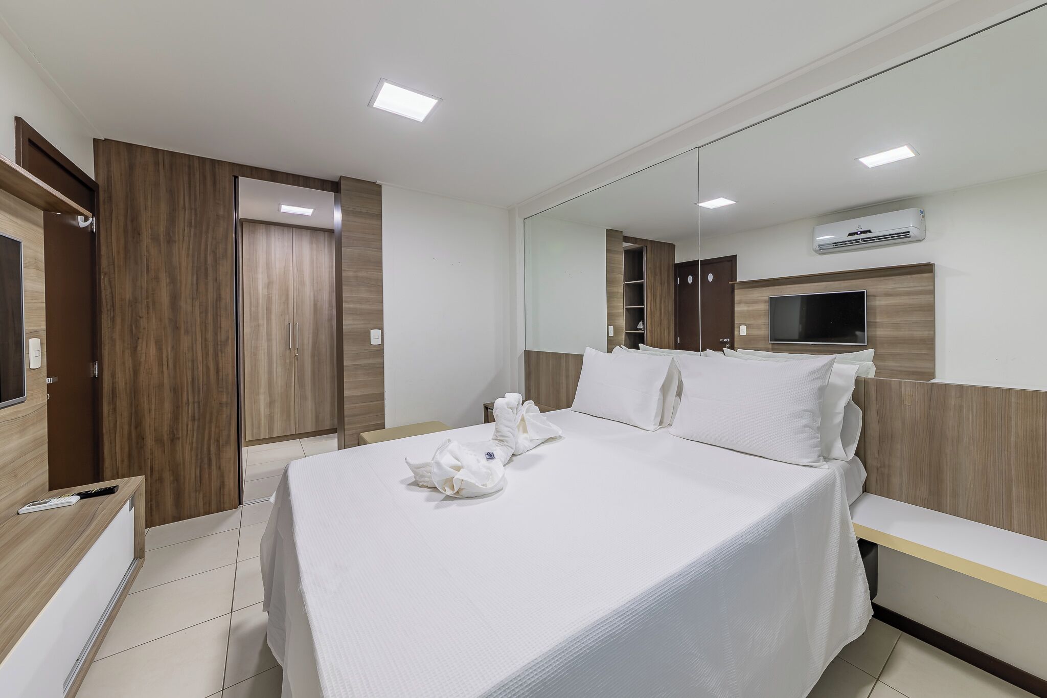 Apartamento básico | Cortinas blackout, ferros/tábuas de passar roupa, Wi-Fi de cortesia
