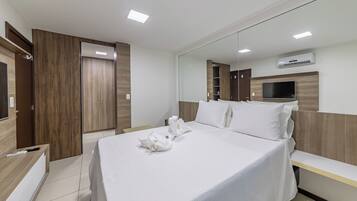 Apartamento básico | Cortinas blackout, ferros/tábuas de passar roupa, Wi-Fi de cortesia