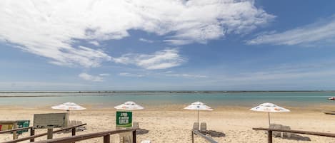 Departamento básico | Playa | En la playa, playa de arena blanca y camas de playa gratuitas