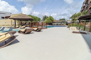 Outdoor pool, pool umbrellas, pool loungers - APTO Vista Mar Incrível | Pé na Areia | Barra Bali | Destino BSM 116 (Barra de São Miguel)