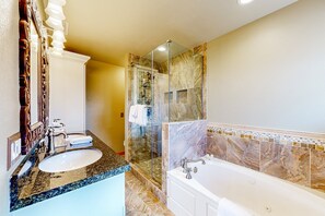 Shower, hair dryer, towels - Dog-friendly downtown home & casita with patio, grill, streaming, gym equiptment (Flagstaff)