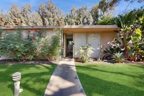 A modern house with a paved driveway leading to a garage. - Well-designed & modern villa with patios, pool & hot tub - walk to downtown (Palm Springs)
