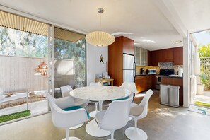 Fridge, microwave, oven, stovetop - Well-designed & modern villa with patios, pool & hot tub - walk to downtown (Palm Springs)