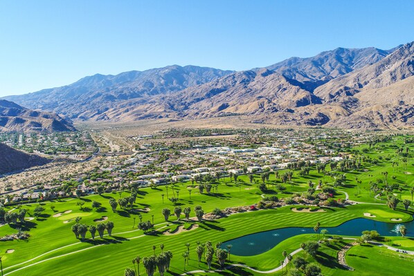 Golf - Well-designed & modern villa with patios, pool & hot tub - walk to downtown (Palm Springs)