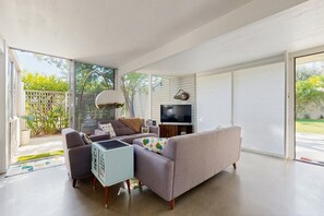 Smart TV - Well-designed & modern villa with patios, pool & hot tub - walk to downtown (Palm Springs)
