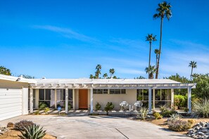 Exterior - Renovated, modern home with private pool, firepit, washer/dryer & AC (Rancho Mirage)