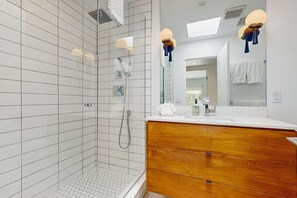 Shower, hair dryer, towels - Stunning mid-century gem with private pool, spa, firepit, and free WiFi (Palm Springs)