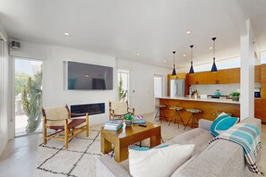 Smart TV, fireplace - Stunning mid-century gem with private pool, spa, firepit, and free WiFi (Palm Springs)