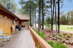 Terrace/patio - Cabin on the golf course with fire pit, BBQ grill, and games (Pinetop)