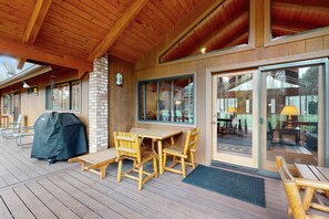 Outdoor dining - Cabin on the golf course with fire pit, BBQ grill, and games (Pinetop)