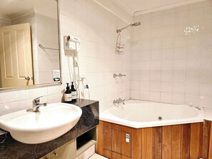 Hair dryer, towels, soap, toilet paper - Room 19: Cozy 1-BR In Jindabyne Center- Near Shops, Dining & Ski Hire (Jindabyne)
