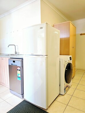 Interior - Room 19: Cozy 1-BR In Jindabyne Center- Near Shops, Dining & Ski Hire (Jindabyne)