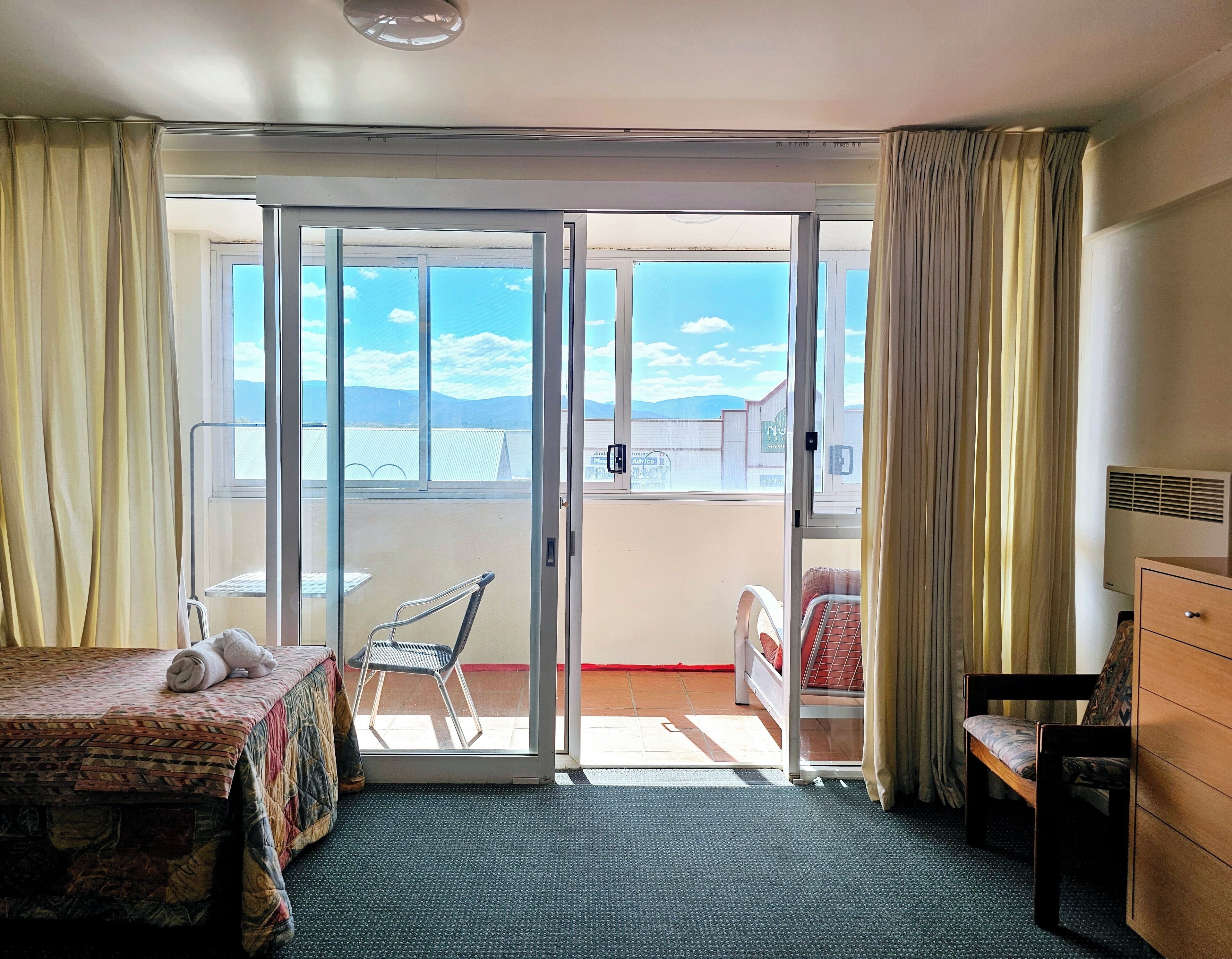 Iron/ironing board, WiFi, bed sheets