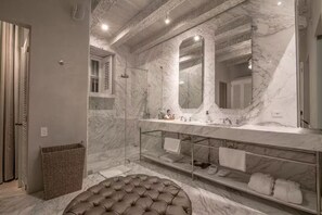 Shower, hair dryer, towels, soap - HOTEL NOI 1860: LUXURY HOUSE CARTAGENA DE INDIAS - Queen bed (Cartagena de Indias)