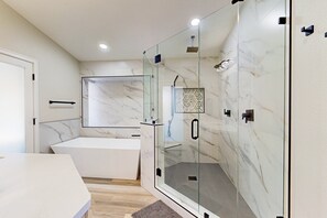 Shower, hair dryer, towels - A stately luxury house with pool nestled in a serene neighborhood (Scottsdale)