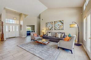 Smart TV, fireplace, DVD player - Airy retreat near dining with private pool, pool spa & kitchen - 3 BR - #066586 (La Quinta)