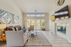 Smart TV, fireplace, DVD player - Airy retreat near dining with private pool, pool spa & kitchen - 3 BR - #066586 (La Quinta)