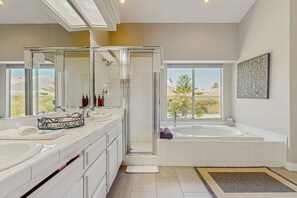 Shower, hair dryer, towels - Airy retreat near dining with private pool, pool spa & kitchen - 3 BR - #066586 (La Quinta)