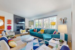 Smart TV, fireplace, DVD player - Colorful home with private pool and spa & private gas grill - families welcome (Palm Springs)