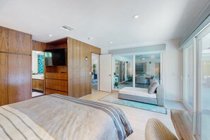 3 bedrooms, iron/ironing board, free WiFi, bed sheets - Colorful home with private pool and spa & private gas grill - families welcome (Palm Springs)