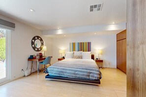 3 bedrooms, iron/ironing board, free WiFi, bed sheets - Colorful home with private pool and spa & private gas grill - families welcome (Palm Springs)