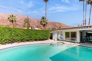 A heated pool - Colorful home with private pool and spa & private gas grill - families welcome (Palm Springs)