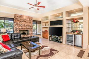Smart TV, fireplace, DVD player - Desert oasis with gorgeous pool, attached spa & firepit - dog-friendly (Palm Desert)