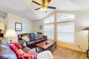 Smart TV - Dog-friendly home near lakes/hiking with yard, outdoor fireplace, hot tub& grill (Show Low)