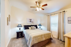 2 bedrooms, free WiFi, bed sheets - Dog-friendly home near lakes/hiking with yard, outdoor fireplace, hot tub& grill (Show Low)
